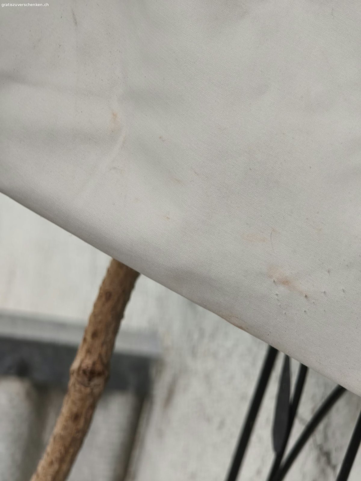 Jungenjacke gr. 152-158. Die Winterjacke geht über den Po und ist mit Daunen gefüllt. So ist das Kind super warm eingepackt. Sie hat leider hinten unten 2 kleine Flecken die ich nicht raus bekomme, aber man sieht sie fast nicht. 
Kann abgeholt werden oder für 8 Fr. versendet.
