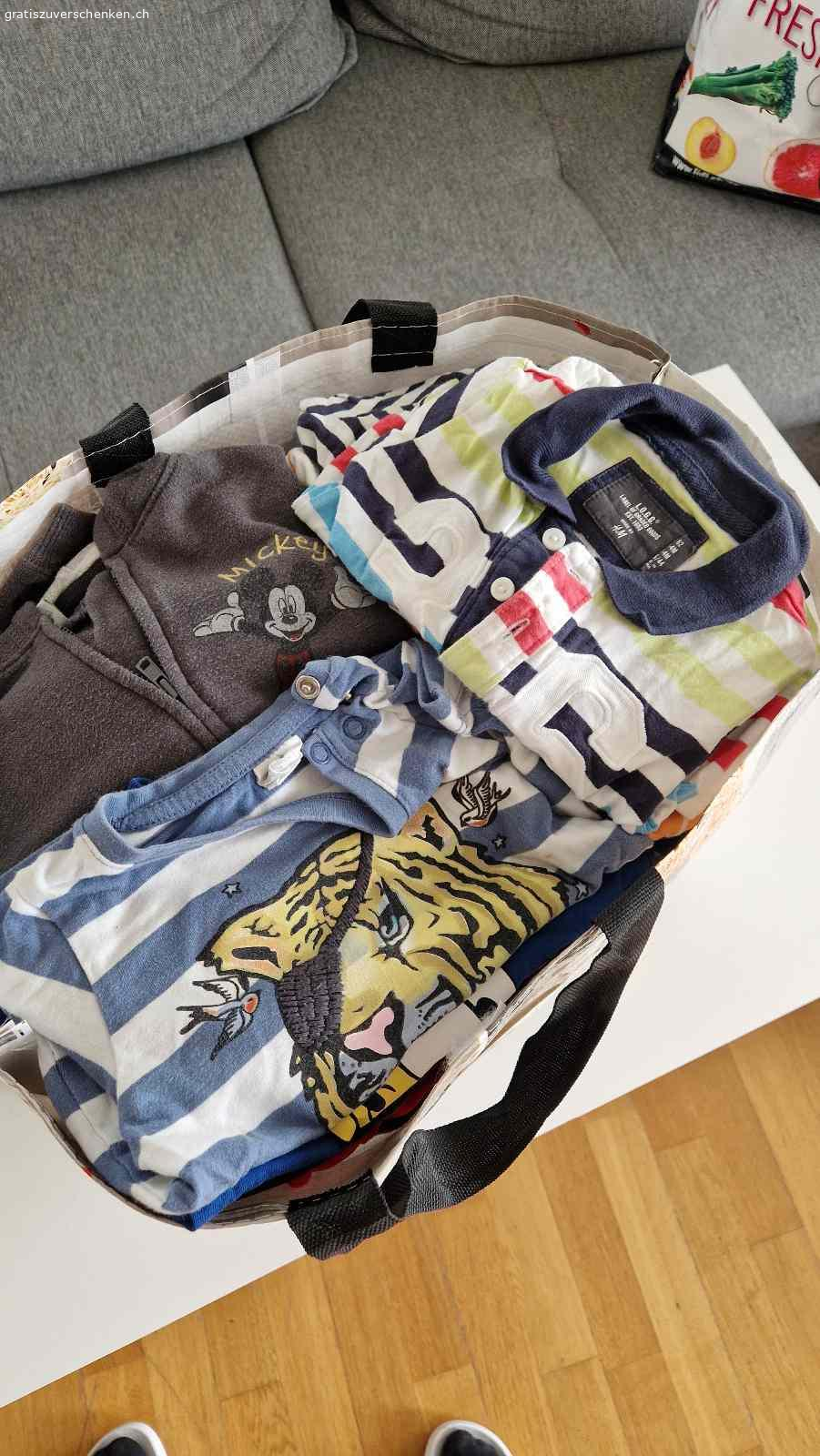 Jungskleidung 50 bis 80. Grösse 50/56 sind sommerkleider also eher für ein sommerbaby.
Die kleider müssen nochmals gewaschen werden, waren im estrich.
Muss bis mittwoch abgeholt werden