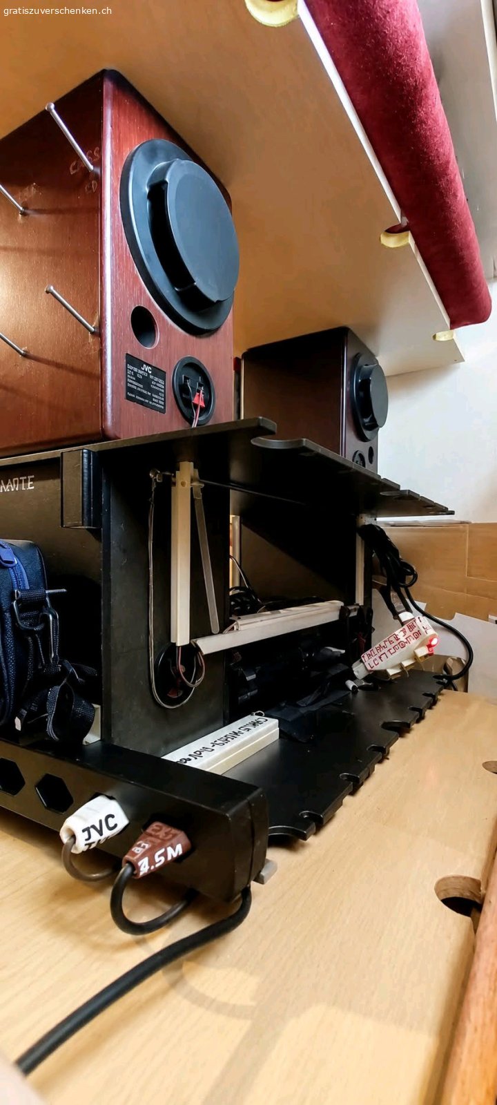 JVC UX-A5 MEGABASE 1992. FM Stereo, extra starke Antenna, Kassette OK, CD dreht nicht Antriebsrieman(Gummiband) muss ersets werden, AUX:USB-C, USB, 3.5mm (ohne Bluetooth Adapter), 2 Original Lautsprecher+Extra Megabase JVC Lautsprecher. 2 Fernbedienungen.