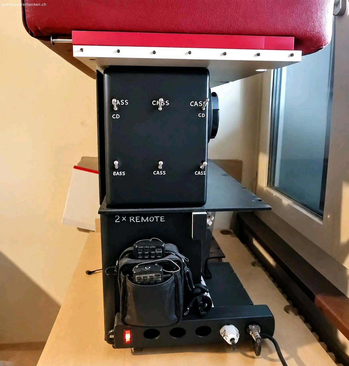 JVC UX-A5 MEGABASE 1992. FM Stereo, extra starke Antenna, Kassette OK, CD dreht nicht Antriebsrieman(Gummiband) muss ersets werden, AUX:USB-C, USB, 3.5mm (ohne Bluetooth Adapter), 2 Original Lautsprecher+Extra Megabase JVC Lautsprecher. 2 Fernbedienungen.