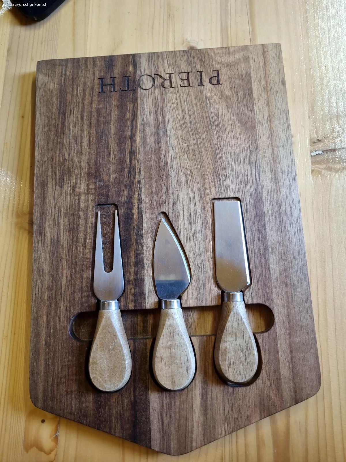 Käsebrett. Käsebrett mit Messer. Unbenutzt