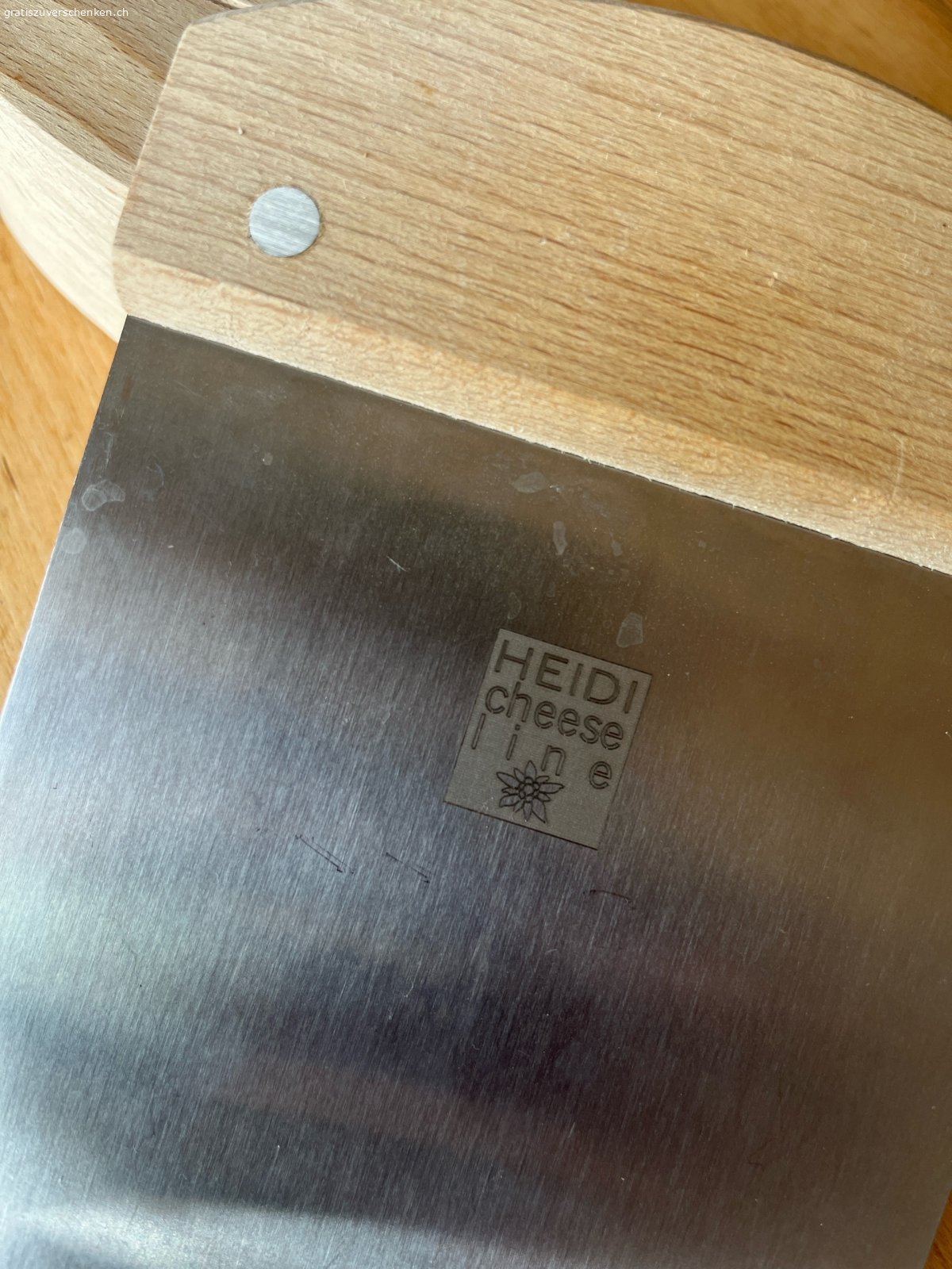 Käseschneider/-messer. …welcher Imker hat gerne Käse?
Ich liebe Honig in kleinen Mengen und der Imker braucht vielleicht ein Käsemesser? (Zustand fast wie neu) 
Versand: Verpackung Porto
 Fr.15.-