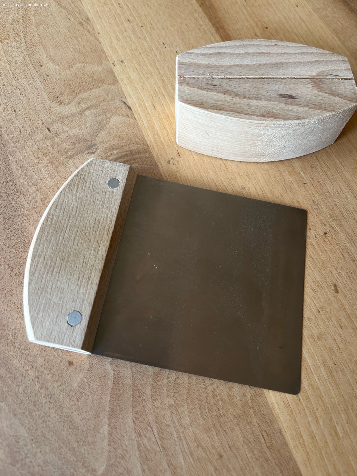 Käseschneider/-messer. …welcher Imker hat gerne Käse?
Ich liebe Honig in kleinen Mengen und der Imker braucht vielleicht ein Käsemesser? (Zustand fast wie neu) 
Versand: Verpackung Porto
 Fr.15.-
