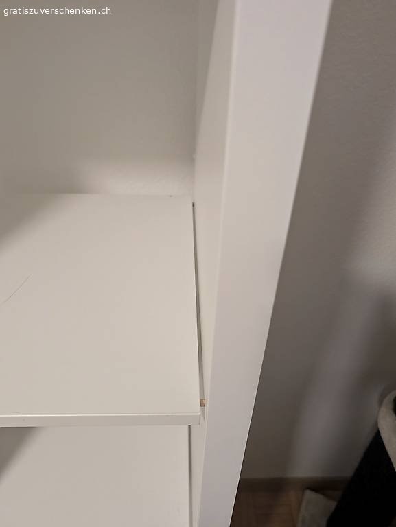 Kallax Regal 5x5 Fächer. Verschenke mein Kallax Regal mit 5x5 Fächer. 
Teils Abstände zwischen den Tablaren (siehe Bilder), kann aber wahrscheinlich gerichtet werden. 

Muss aufgrund Umzugs bis Mittwoch Abend (29.07.2026) in Glattbrugg abgeholt werden.