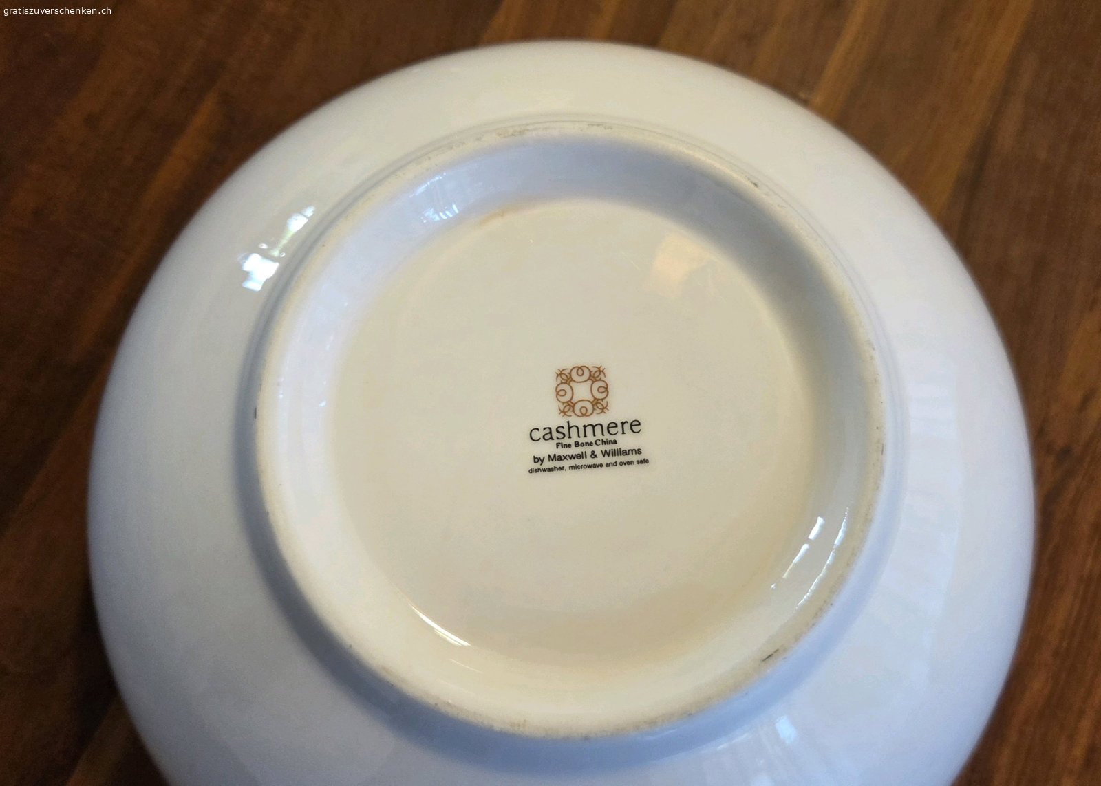 Keramik Salatschüssel. Keramik Salatschüssel zu verschenken. Kann im Milchkasten abgeholt werden. Kein Versand. Wer sie möchte, meldet sich mit Angabe seiner Handykummer und ich schreibe dann eine sms. Ohne Handynummer keine Antwort.