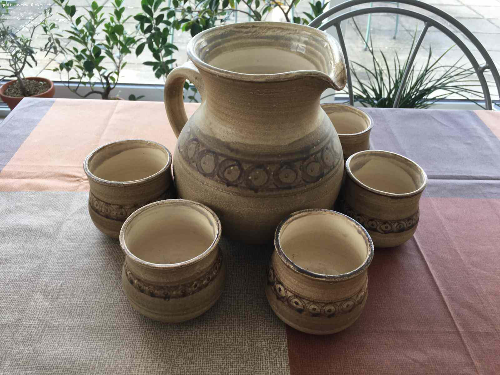 Keramikkrug mit sechs Bechern. Krug mit sechs Bechern in einwandfreiem Zustand (s. Bilder)