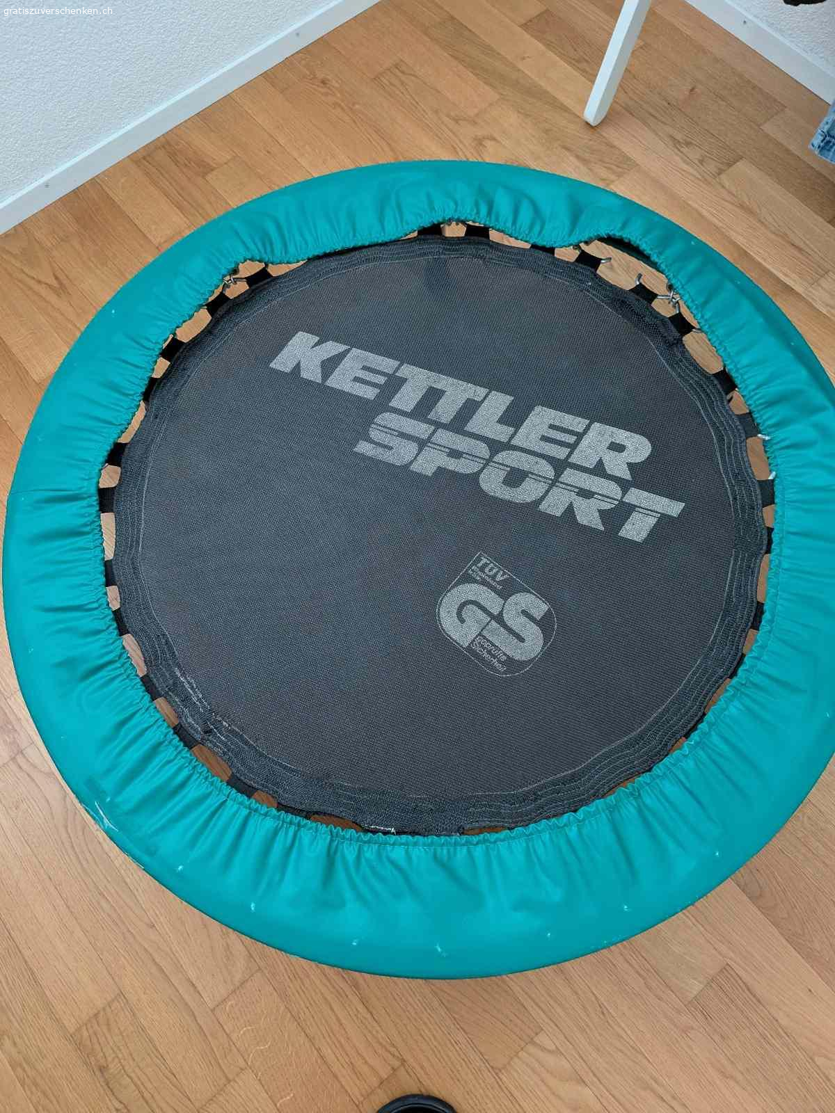 Kettler Sport Fitness-Trampolin zu verschenken!. Ich verschenke mein gebrauchtes Fitness-Trampolin der Qualitätsmarke Kettler Sport. Es ist ideal für das Training zu Hause, zur Förderung der Koordination oder einfach für ein bisschen Bewegung zwischendurch.

Details zum Gerät:

Marke: Kettler Sport.

Sicherheit: TÜV/GS geprüft für sicheres Training.

Bauweise: Stabiler Metallrahmen mit sechs abschraubbaren Standfüssen (für platzsparende Lagerung).

Federung: Klassische, robuste Stahlfedern für ein straffes Sprunggefühl.

Zustand: Gebraucht, aber voll funktionsfähig. Die Randabdeckung weist einige Gebrauchsspuren auf (siehe Fotos), was die Funktion aber nicht beeinträchtigt.

Bedingungen:

Nur an Selbstabholer: Das Trampolin muss in 3270 Aarberg abgeholt werden.

Kein Versand.

Zustand wie gesehen: Da es sich um ein Geschenk handelt, keine Garantie oder Rücknahme.