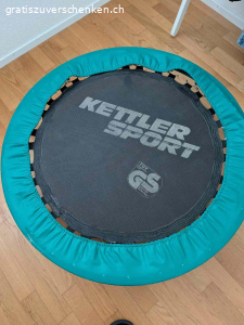 Kettler Sport Fitness-Trampolin zu verschenken!. Ich verschenke mein gebrauchtes Fitness-Trampolin der Qualitätsmarke Kettler Sport. Es ist ideal für das Training zu Hause, zur Förderung der Koordination oder einfach für ein bisschen Bewegung zwischendurch.

Details zum Gerät:

Marke: Kettler Sport.

Sicherheit: TÜV/GS geprüft für sicheres Training.

Bauweise: Stabiler Metallrahmen mit sechs abschraubbaren Standfüssen (für platzsparende Lagerung).

Federung: Klassische, robuste Stahlfedern für ein straffes Sprunggefühl.

Zustand: Gebraucht, aber voll funktionsfähig. Die Randabdeckung weist einige Gebrauchsspuren auf (siehe Fotos), was die Funktion aber nicht beeinträchtigt.

Bedingungen:

Nur an Selbstabholer: Das Trampolin muss in 3270 Aarberg abgeholt werden.

Kein Versand.

Zustand wie gesehen: Da es sich um ein Geschenk handelt, keine Garantie oder Rücknahme.