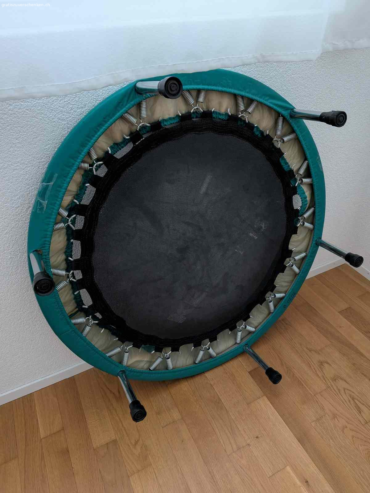 Kettler Sport Fitness-Trampolin zu verschenken!. Ich verschenke mein gebrauchtes Fitness-Trampolin der Qualitätsmarke Kettler Sport. Es ist ideal für das Training zu Hause, zur Förderung der Koordination oder einfach für ein bisschen Bewegung zwischendurch.

Details zum Gerät:

Marke: Kettler Sport.

Sicherheit: TÜV/GS geprüft für sicheres Training.

Bauweise: Stabiler Metallrahmen mit sechs abschraubbaren Standfüssen (für platzsparende Lagerung).

Federung: Klassische, robuste Stahlfedern für ein straffes Sprunggefühl.

Zustand: Gebraucht, aber voll funktionsfähig. Die Randabdeckung weist einige Gebrauchsspuren auf (siehe Fotos), was die Funktion aber nicht beeinträchtigt.

Bedingungen:

Nur an Selbstabholer: Das Trampolin muss in 3270 Aarberg abgeholt werden.

Kein Versand.

Zustand wie gesehen: Da es sich um ein Geschenk handelt, keine Garantie oder Rücknahme.