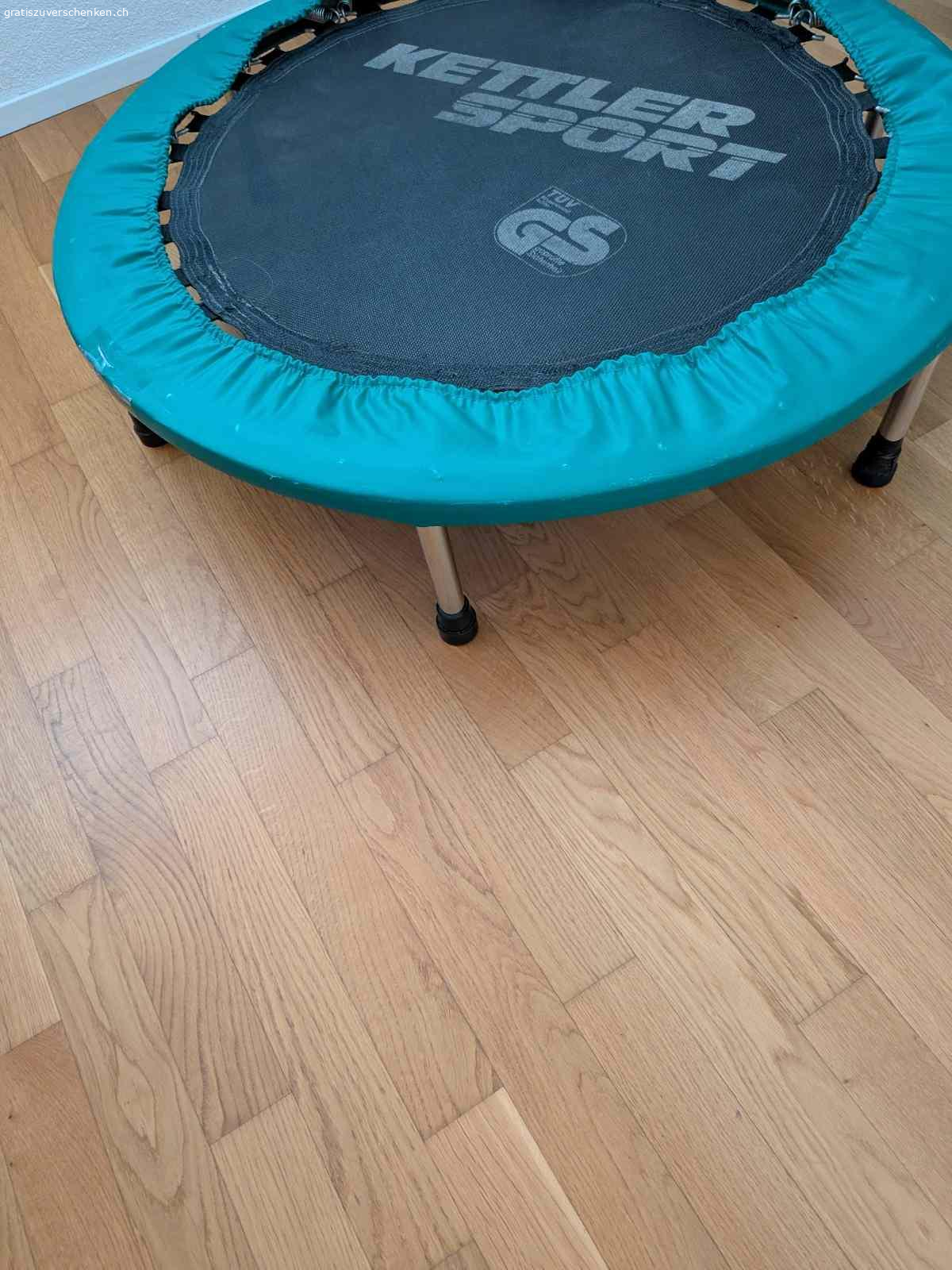 Kettler Sport Fitness-Trampolin zu verschenken!. Ich verschenke mein gebrauchtes Fitness-Trampolin der Qualitätsmarke Kettler Sport. Es ist ideal für das Training zu Hause, zur Förderung der Koordination oder einfach für ein bisschen Bewegung zwischendurch.

Details zum Gerät:

Marke: Kettler Sport.

Sicherheit: TÜV/GS geprüft für sicheres Training.

Bauweise: Stabiler Metallrahmen mit sechs abschraubbaren Standfüssen (für platzsparende Lagerung).

Federung: Klassische, robuste Stahlfedern für ein straffes Sprunggefühl.

Zustand: Gebraucht, aber voll funktionsfähig. Die Randabdeckung weist einige Gebrauchsspuren auf (siehe Fotos), was die Funktion aber nicht beeinträchtigt.

Bedingungen:

Nur an Selbstabholer: Das Trampolin muss in 3270 Aarberg abgeholt werden.

Kein Versand.

Zustand wie gesehen: Da es sich um ein Geschenk handelt, keine Garantie oder Rücknahme.
