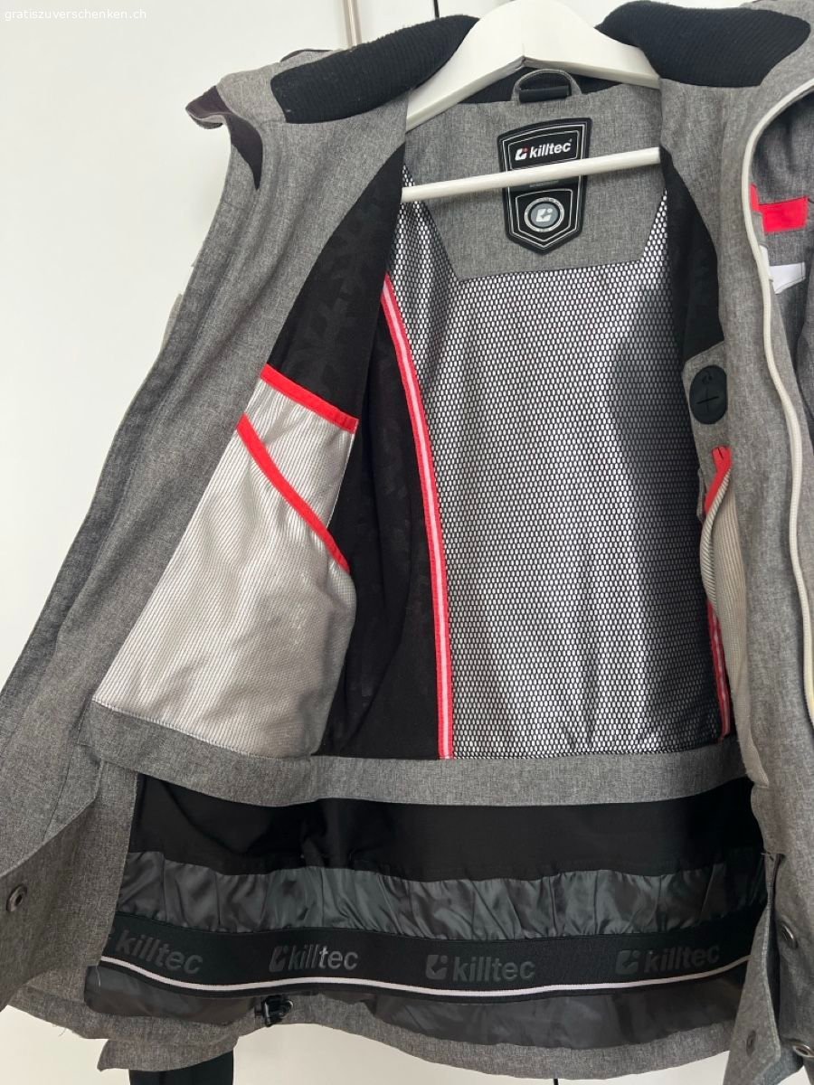 Killtec Damen Winter-/Skijacke. Diese super praktische Jacke hat lange viel Freude bereitet. Ich habe mir nun ein neues Ski-Set gekauft und hoffe nun für diese Jacke auf ein zweites Leben.??❄️☃️?
Die Linie vorne am Reissverschluss ist etwas verfärbt und die eine Tasche auf der Innenseite weist einen kleinen Fleck auf (beides auf den Bildern ersichtlich). Abgesehen davon ist diese Jacke jedoch noch in super Zustand und stets super funktionstüchtig! ?
Sie weist Gr. 38 auf, passte mir mit normalerweise Gr. 36 jedoch auch sehr gut.ℹ️
Bei weiteren Fragen gerne melden.✉️