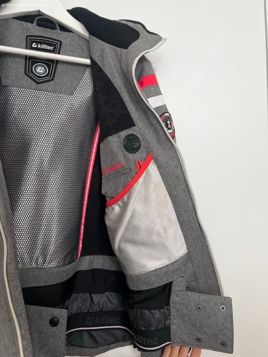 Killtec Damen Winter-/Skijacke. Diese super praktische Jacke hat lange viel Freude bereitet. Ich habe mir nun ein neues Ski-Set gekauft und hoffe nun für diese Jacke auf ein zweites Leben.??❄️☃️?
Die Linie vorne am Reissverschluss ist etwas verfärbt und die eine Tasche auf der Innenseite weist einen kleinen Fleck auf (beides auf den Bildern ersichtlich). Abgesehen davon ist diese Jacke jedoch noch in super Zustand und stets super funktionstüchtig! ?
Sie weist Gr. 38 auf, passte mir mit normalerweise Gr. 36 jedoch auch sehr gut.ℹ️
Bei weiteren Fragen gerne melden.✉️