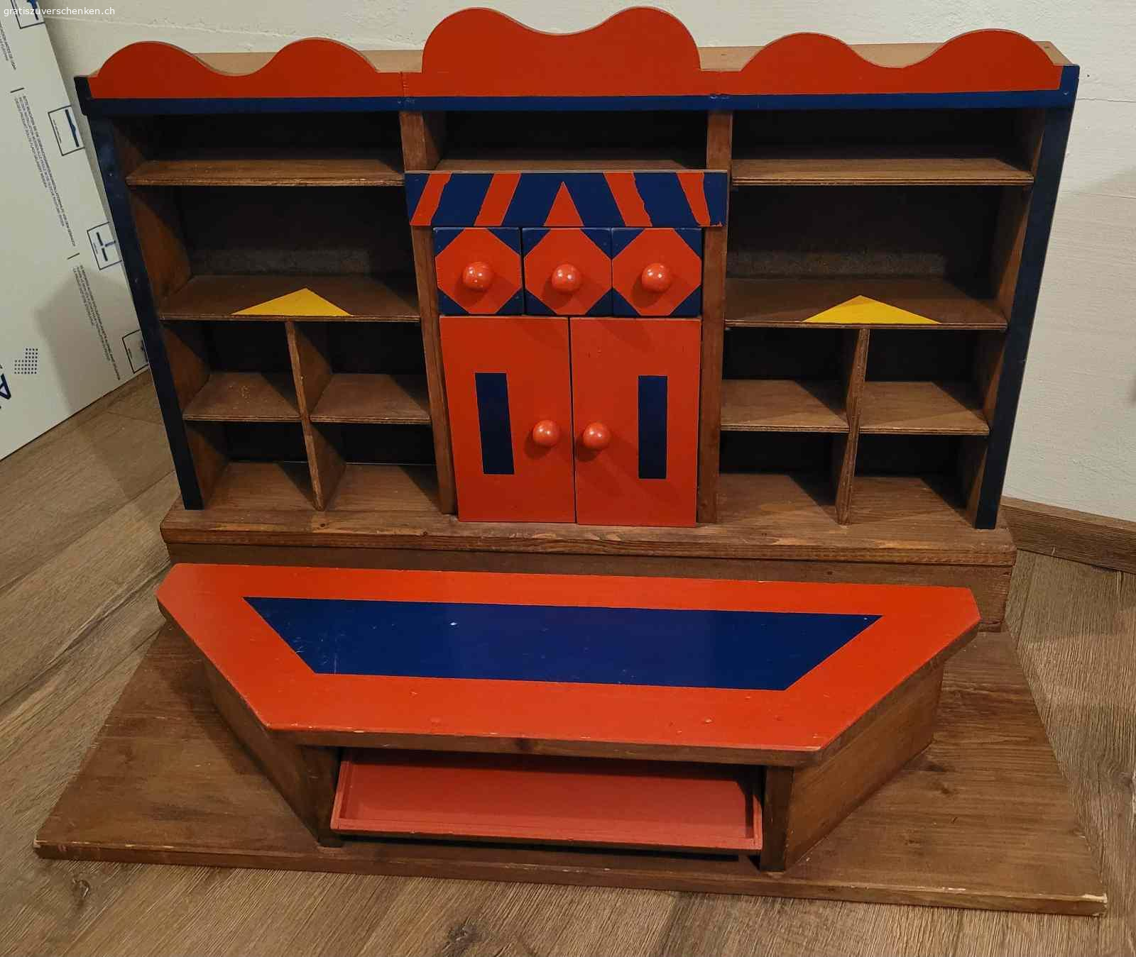 Kinder Chrömerliladen. Chrömerliladen (Verkaufsladen) für Kinder. Handgemacht und ca. 30 Jährig. 
Masse: Höhe 57cm, Breite 76cm und Tiefe 40,5 cm. Nur Abholung möglich.
