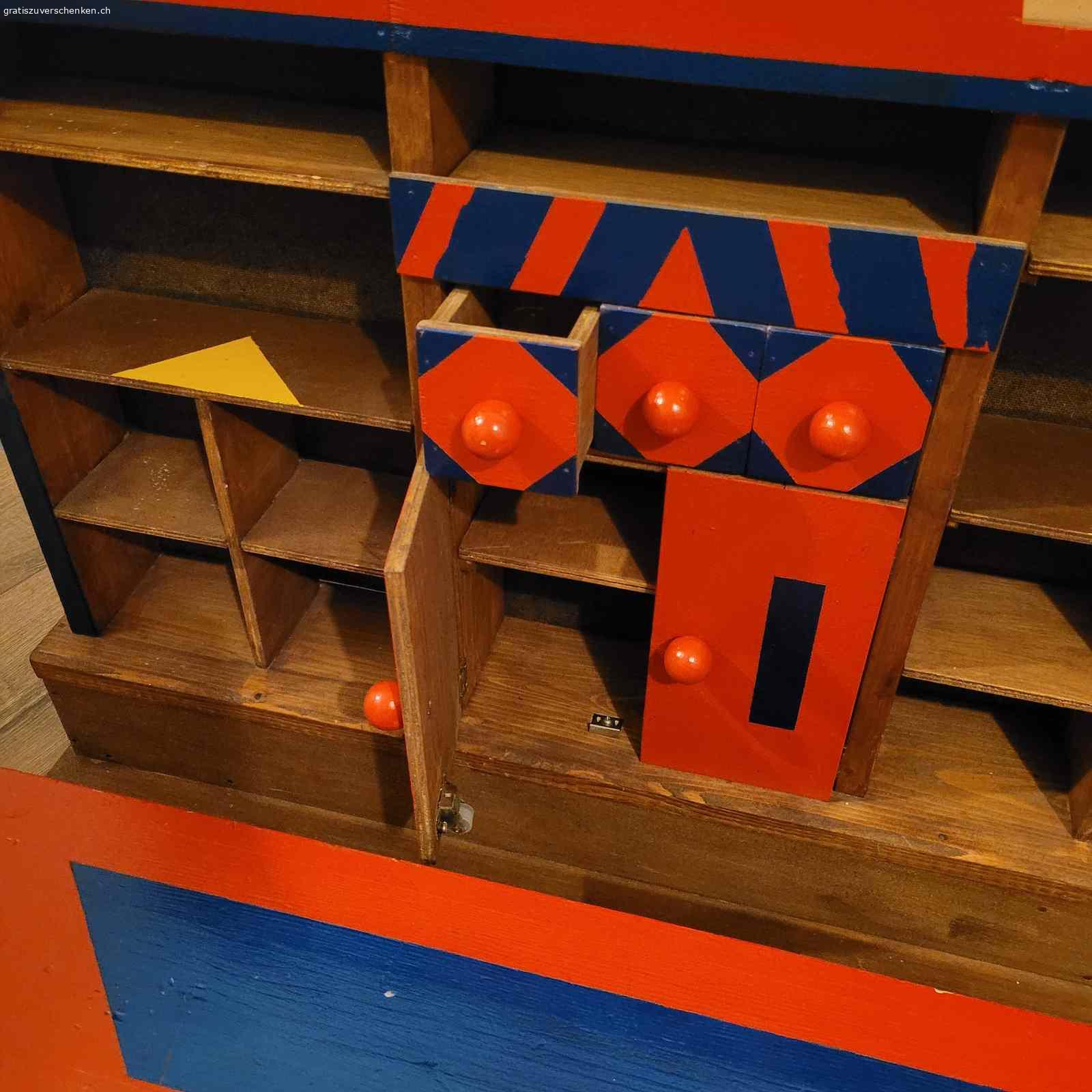 Kinder Chrömerliladen. Chrömerliladen (Verkaufsladen) für Kinder. Handgemacht und ca. 30 Jährig. 
Masse: Höhe 57cm, Breite 76cm und Tiefe 40,5 cm. Nur Abholung möglich.