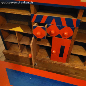Kinder Chrömerliladen. Chrömerliladen (Verkaufsladen) für Kinder. Handgemacht und ca. 30 Jährig. 
Masse: Höhe 57cm, Breite 76cm und Tiefe 40,5 cm. Nur Abholung möglich.