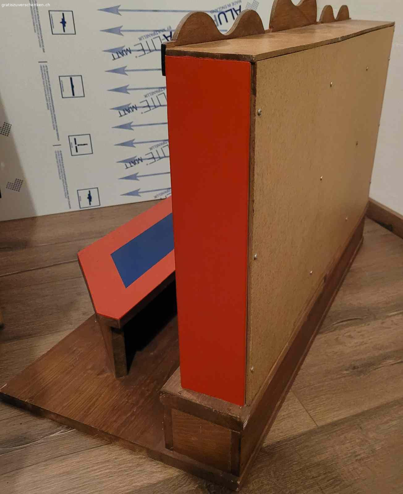 Kinder Chrömerliladen. Chrömerliladen (Verkaufsladen) für Kinder. Handgemacht und ca. 30 Jährig. 
Masse: Höhe 57cm, Breite 76cm und Tiefe 40,5 cm. Nur Abholung möglich.