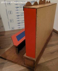 Kinder Chrömerliladen. Chrömerliladen (Verkaufsladen) für Kinder. Handgemacht und ca. 30 Jährig. 
Masse: Höhe 57cm, Breite 76cm und Tiefe 40,5 cm. Nur Abholung möglich.
