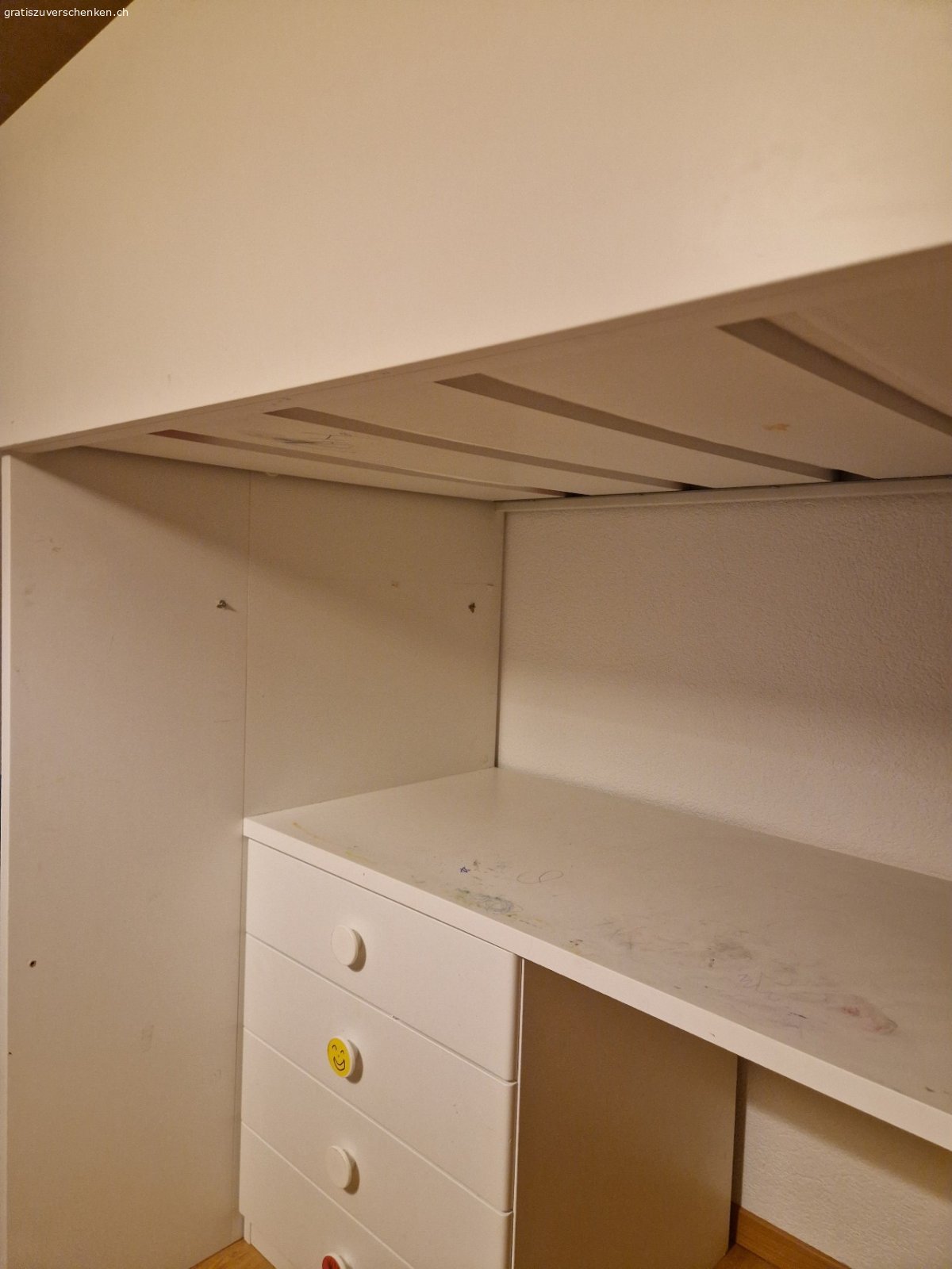 Kinder Hochbett mit Pult+Schrank. Gratis abzugeben Kinderbett Hochbett von Ikea mit Pult und Kleiderschrank.
Auf Wunsch mit Matratze (90×200).
Das Bett ist in gutem Zustand, leichte Gebrauchspuren vom zeichnen, welche natürlich noch geputzt werden. Bett muss bis Ende Juli abgeholt werden.