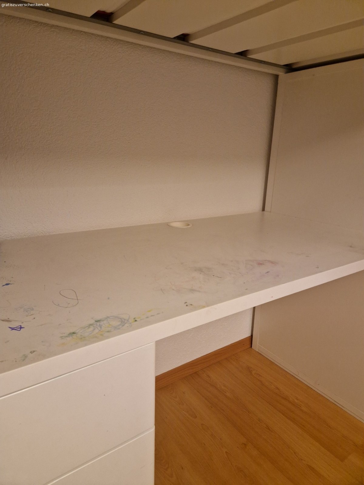 Kinder Hochbett mit Pult+Schrank. Gratis abzugeben Kinderbett Hochbett von Ikea mit Pult und Kleiderschrank.
Auf Wunsch mit Matratze (90×200).
Das Bett ist in gutem Zustand, leichte Gebrauchspuren vom zeichnen, welche natürlich noch geputzt werden. Bett muss bis Ende Juli abgeholt werden.