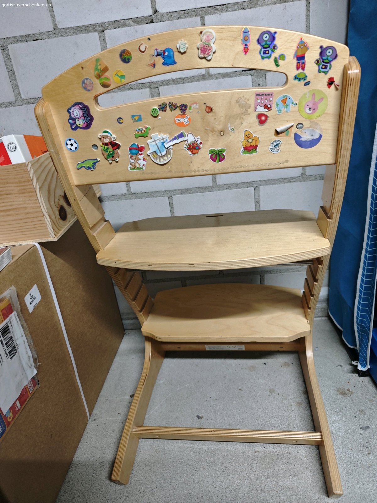 Kinder-Hochstuhl (ideal für DIY). Räume weiter auf! Verschenke einen stabilen, mitwachsenden Kinderhochstuhl aus massivem Holz. Der Stuhl ist voll funktionstüchtig, hat aber optisch viele Aufkleber und Gebrauchsspuren (siehe Fotos).
Perfekt für kreative Eltern (Mama oder Papa), die dem Stuhl ohnehin einen eigenen, frischen Anstrich verpassen oder ihn abschleifen möchten!
• Zustand: Robust und absolut einsatzbereit, optisch mit Stickern.
• Bedingung: NUR ABHOLUNG in Rafz.
• Regel: KEINE RESERVATION! De schneller isch de gschwinder. Wer zuerst kommt, nimmt ihn mit.
• Privat-Verschenkung: Keine Garantie oder Rücknahme.