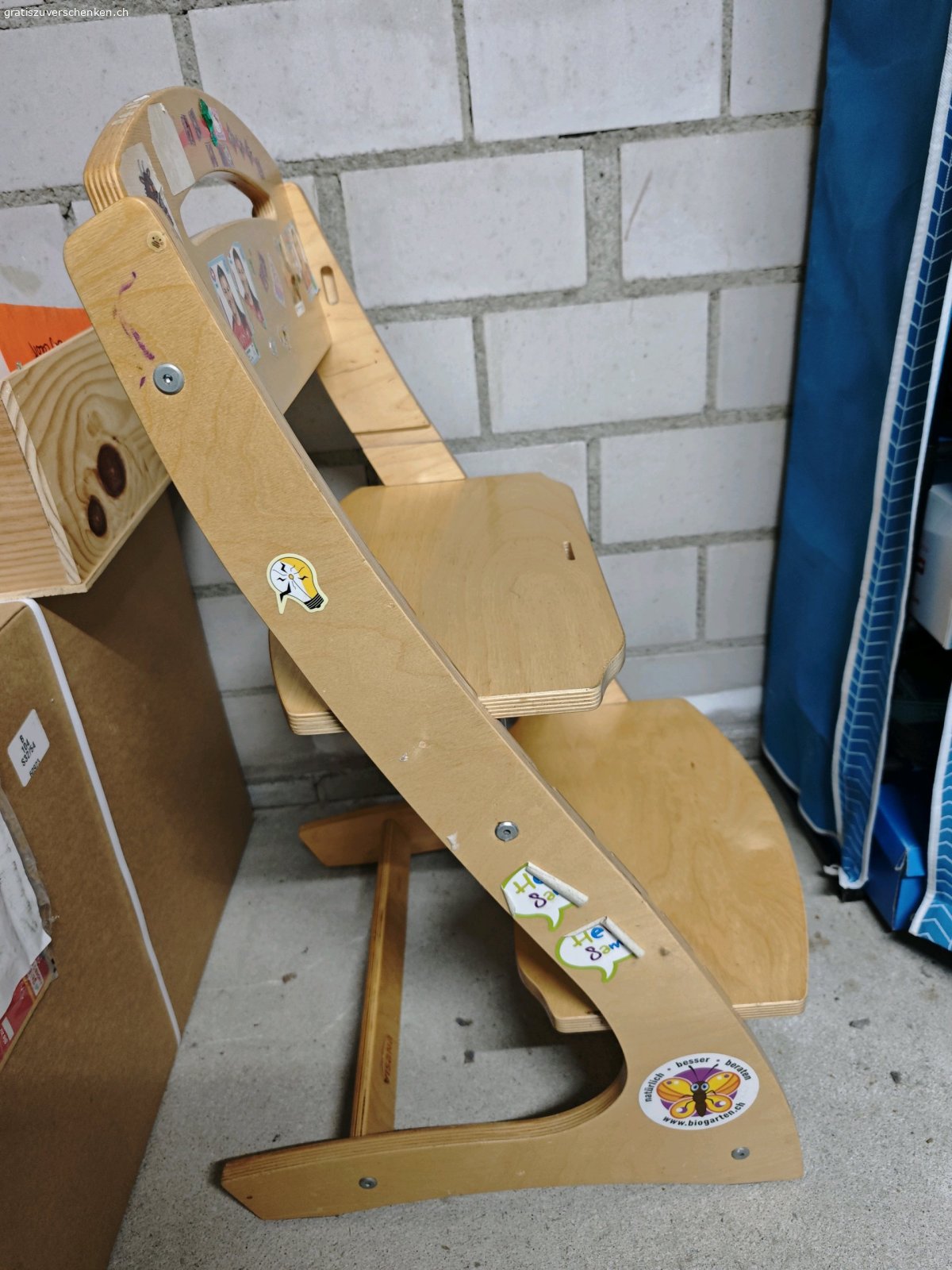 Kinder-Hochstuhl (ideal für DIY). Räume weiter auf! Verschenke einen stabilen, mitwachsenden Kinderhochstuhl aus massivem Holz. Der Stuhl ist voll funktionstüchtig, hat aber optisch viele Aufkleber und Gebrauchsspuren (siehe Fotos).
Perfekt für kreative Eltern (Mama oder Papa), die dem Stuhl ohnehin einen eigenen, frischen Anstrich verpassen oder ihn abschleifen möchten!
• Zustand: Robust und absolut einsatzbereit, optisch mit Stickern.
• Bedingung: NUR ABHOLUNG in Rafz.
• Regel: KEINE RESERVATION! De schneller isch de gschwinder. Wer zuerst kommt, nimmt ihn mit.
• Privat-Verschenkung: Keine Garantie oder Rücknahme.