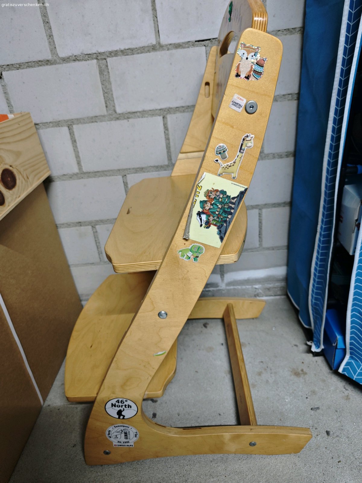 Kinder-Hochstuhl (ideal für DIY). Räume weiter auf! Verschenke einen stabilen, mitwachsenden Kinderhochstuhl aus massivem Holz. Der Stuhl ist voll funktionstüchtig, hat aber optisch viele Aufkleber und Gebrauchsspuren (siehe Fotos).
Perfekt für kreative Eltern (Mama oder Papa), die dem Stuhl ohnehin einen eigenen, frischen Anstrich verpassen oder ihn abschleifen möchten!
• Zustand: Robust und absolut einsatzbereit, optisch mit Stickern.
• Bedingung: NUR ABHOLUNG in Rafz.
• Regel: KEINE RESERVATION! De schneller isch de gschwinder. Wer zuerst kommt, nimmt ihn mit.
• Privat-Verschenkung: Keine Garantie oder Rücknahme.