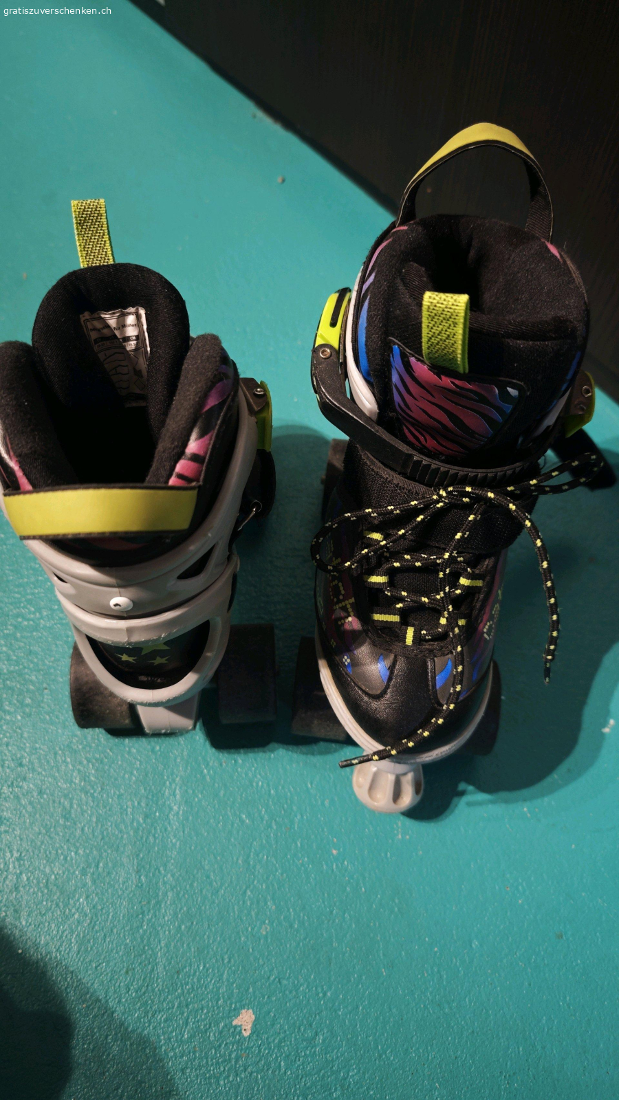 Kinder-Rollschuhe verstellbar. In der Grösse verstellbare Kinderrollschuhe. Grösse 28-32.