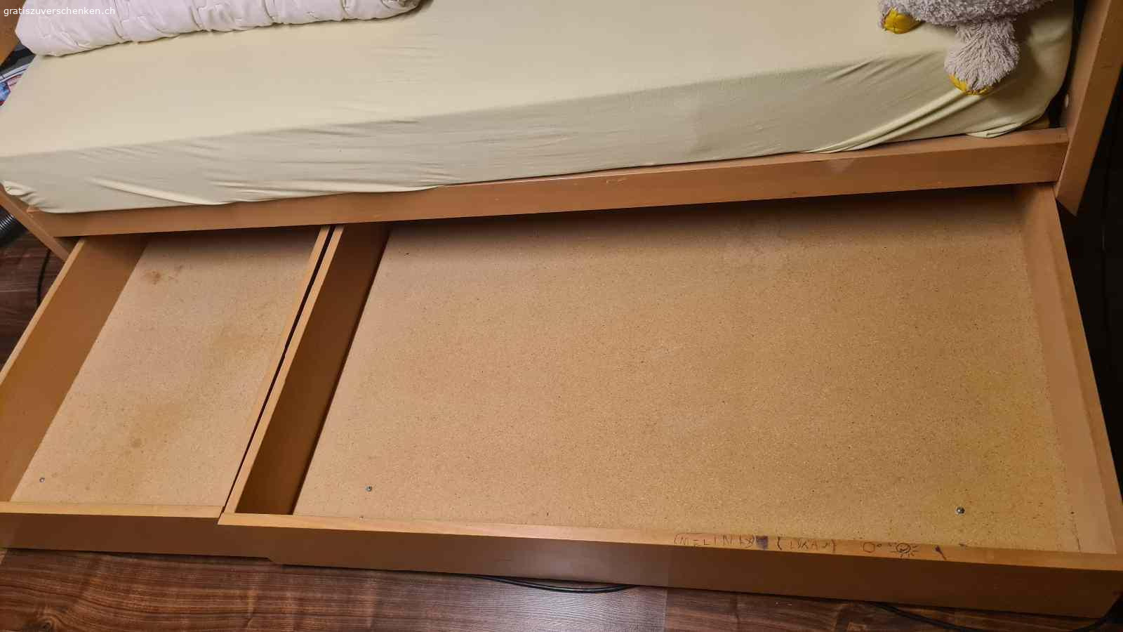 Kinderbett 90x190cm mit Stauraum. Gratis in 8057 Zürich bis 16
.September abzuholen. Mit oder ohne Matratze. 

Kinderbett 90x190cm 
Zwei grosse Schubladen / super Stauraum