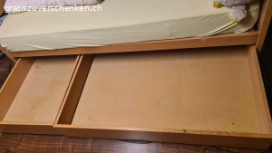 Kinderbett 90x190cm mit Stauraum. Gratis in 8057 Zürich bis 16
.September abzuholen. Mit oder ohne Matratze. 

Kinderbett 90x190cm 
Zwei grosse Schubladen / super Stauraum