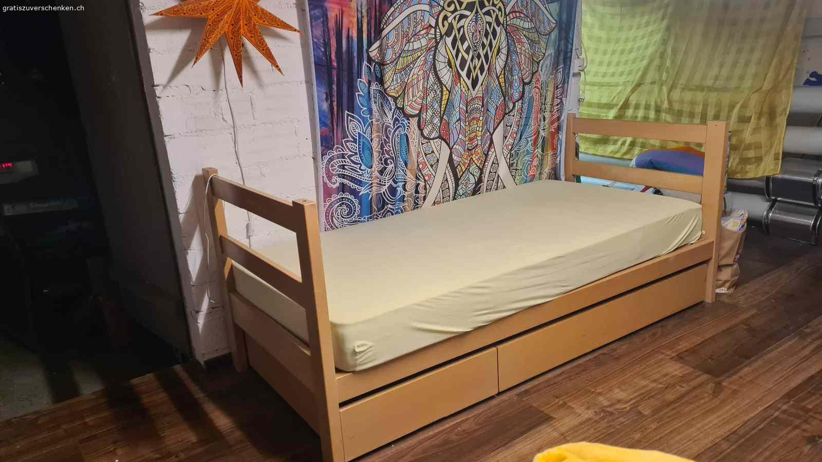 Kinderbett 90x190cm mit Stauraum. Gratis in 8057 Zürich bis 16
.September abzuholen. Mit oder ohne Matratze. 

Kinderbett 90x190cm 
Zwei grosse Schubladen / super Stauraum