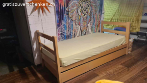 Kinderbett 90x190cm mit Stauraum. Gratis in 8057 Zürich bis 16
.September abzuholen. Mit oder ohne Matratze. 

Kinderbett 90x190cm 
Zwei grosse Schubladen / super Stauraum