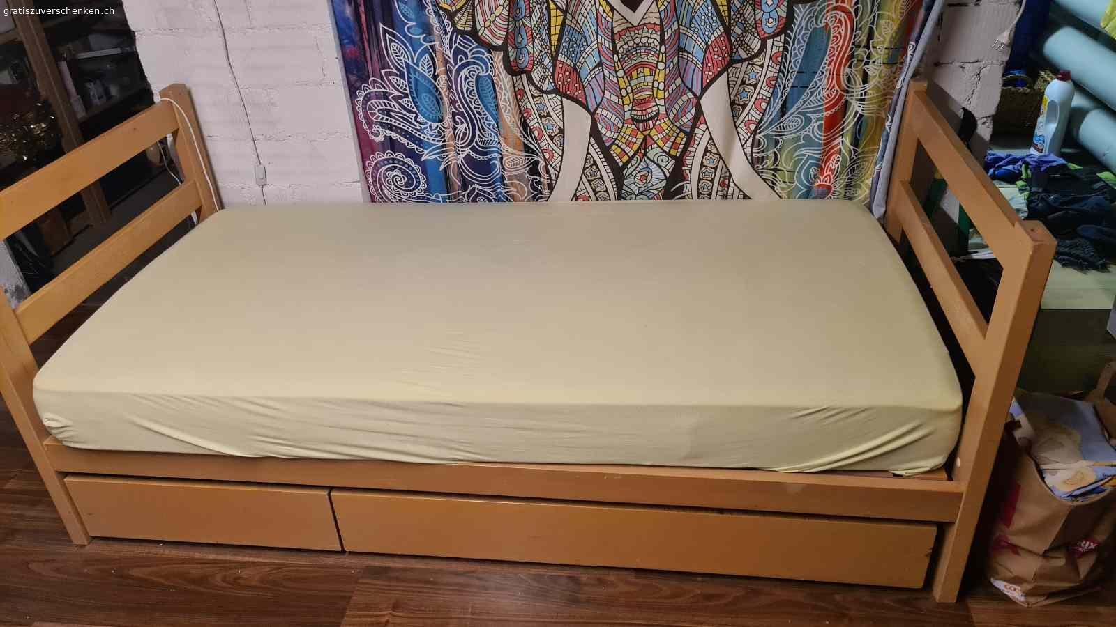 Kinderbett 90x190cm mit Stauraum. Gratis in 8057 Zürich bis 16
.September abzuholen. Mit oder ohne Matratze. 

Kinderbett 90x190cm 
Zwei grosse Schubladen / super Stauraum