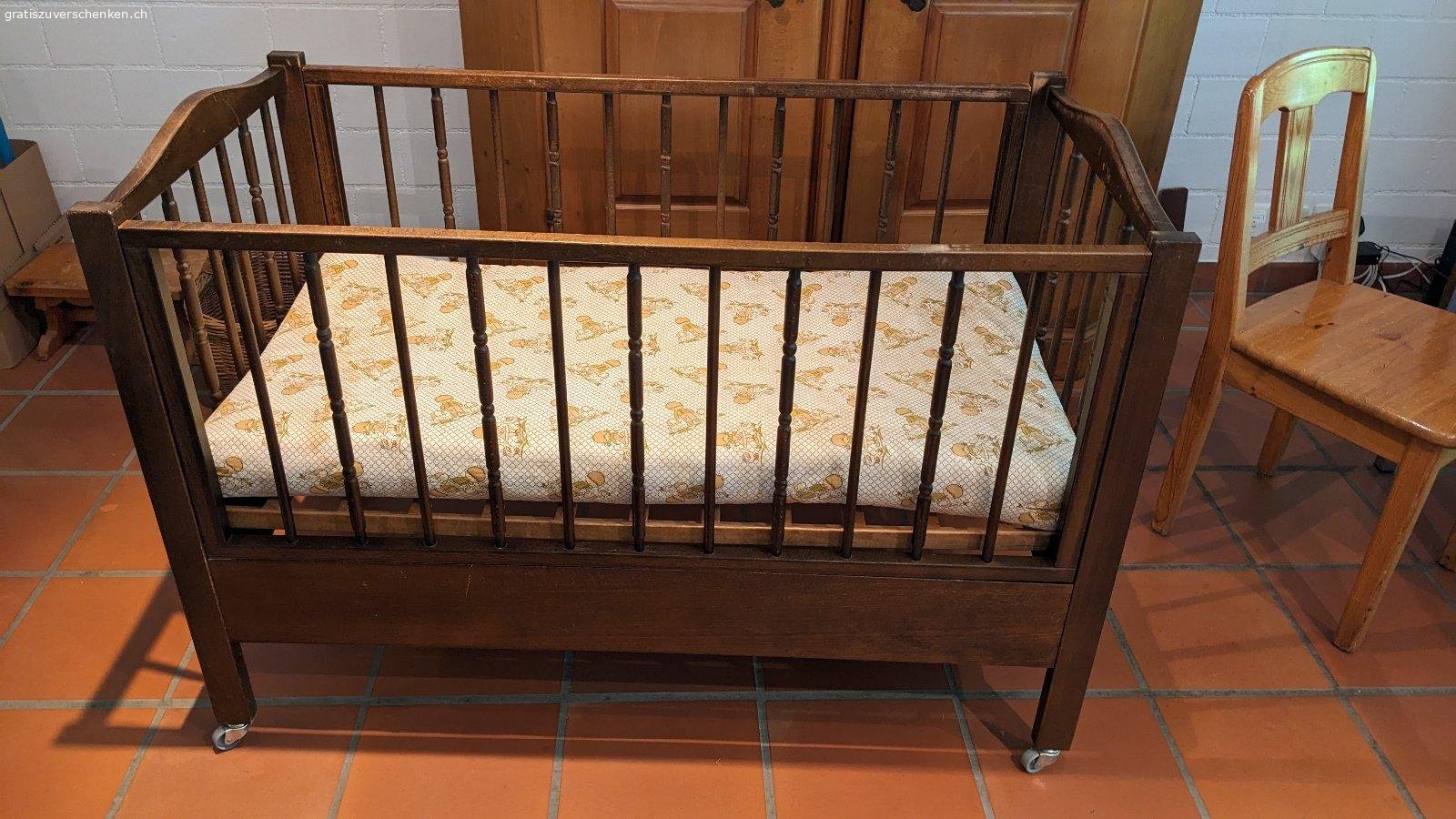 Kinderbett mit Rollen (zum einfachen Platzieren). Dieses Kinderbett eignet sich für die Platzierung neben dem eigenen Bett der Mutter. Die Positionierung des Lattenrost ist mit vier verschiedenen Höhen möglich (siehe 3. Bild). Auf dem ersten Bild ist der Lattenrost auf 42cm positioniert und auf dem 2. Bild auf 52cm.
Masse Kinderbett: L: 125; B: 66; H: 88
Positionierung Lattenrost: 32cm; 42cm; 52cm; 62cm
sanfte Überholung Holz nötig