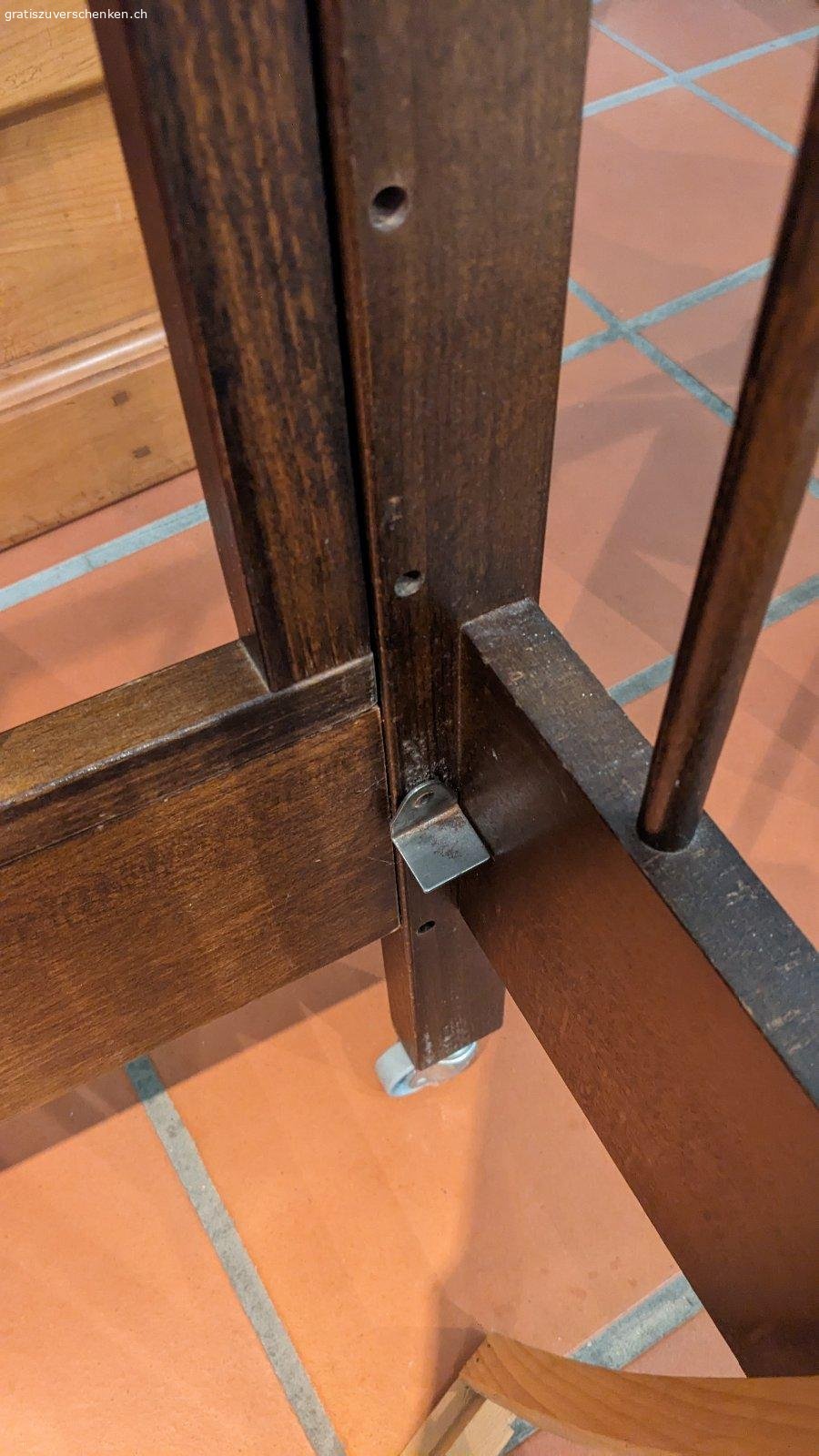 Kinderbett mit Rollen (zum einfachen Platzieren). Dieses Kinderbett eignet sich für die Platzierung neben dem eigenen Bett der Mutter. Die Positionierung des Lattenrost ist mit vier verschiedenen Höhen möglich (siehe 3. Bild). Auf dem ersten Bild ist der Lattenrost auf 42cm positioniert und auf dem 2. Bild auf 52cm.
Masse Kinderbett: L: 125; B: 66; H: 88
Positionierung Lattenrost: 32cm; 42cm; 52cm; 62cm
sanfte Überholung Holz nötig