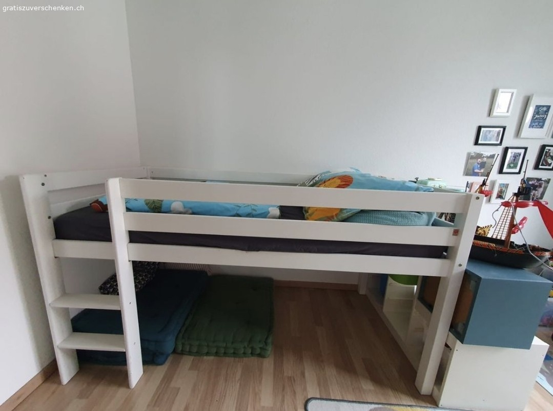 Kinderbett. Verschenke gebrauchtes Kinderbett (90x200cm) mit Lattenrost ohne Matratze. Das Bett ist in einem gebrauchten Zustand mit deutlichen Abnutzungsspuren. Ideal für Kinder ab ca. 3 Jahren. Bereits demontiert und ohne Anleitung. Nur Email oder SMS