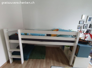 Kinderbett. Verschenke gebrauchtes Kinderbett (90x200cm) mit Lattenrost ohne Matratze. Das Bett ist in einem gebrauchten Zustand mit deutlichen Abnutzungsspuren. Ideal für Kinder ab ca. 3 Jahren. Bereits demontiert und ohne Anleitung. Nur Email oder SMS