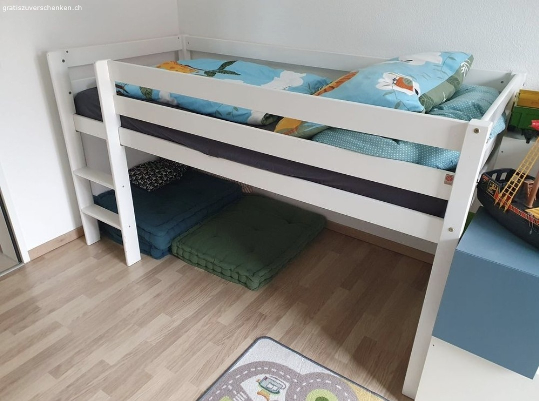 Kinderbett. Verschenke gebrauchtes Kinderbett (90x200cm) mit Lattenrost ohne Matratze. Das Bett ist in einem gebrauchten Zustand mit deutlichen Abnutzungsspuren. Ideal für Kinder ab ca. 3 Jahren. Bereits demontiert und ohne Anleitung. Nur Email oder SMS
