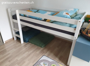 Kinderbett. Verschenke gebrauchtes Kinderbett (90x200cm) mit Lattenrost ohne Matratze. Das Bett ist in einem gebrauchten Zustand mit deutlichen Abnutzungsspuren. Ideal für Kinder ab ca. 3 Jahren. Bereits demontiert und ohne Anleitung. Nur Email oder SMS