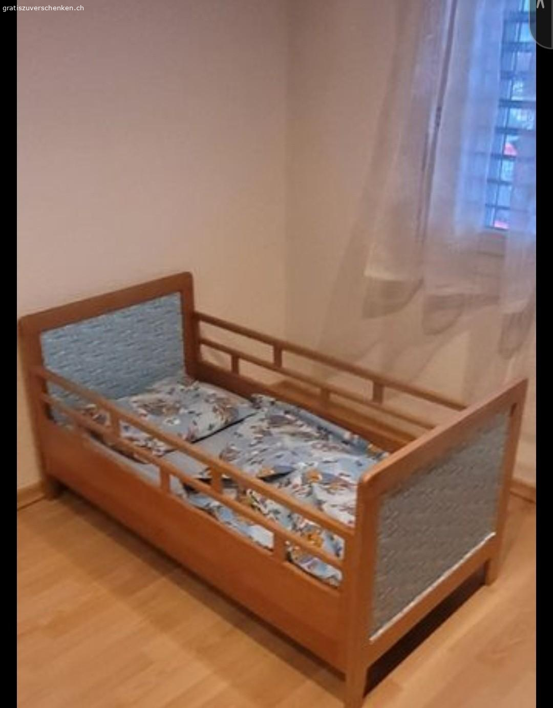 Kinderbett. Gebrauchtes Kinderbett (70x135 cm) sucht neues Zuhause! Ideal für kleine Träumer. Das Bett ist stabil und in gutem Zustand, mit normalen Gebrauchsspuren. Perfekt für die ersten Jahre. Inklusive Lattenrost.

die Matratze ist Rosshaar. kann gut ersetzt werden
werden

inkl Bettewäsche und Fixleintuch aber ohne Duved