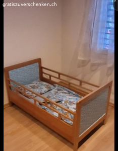 Kinderbett. Gebrauchtes Kinderbett (70x135 cm) sucht neues Zuhause! Ideal für kleine Träumer. Das Bett ist stabil und in gutem Zustand, mit normalen Gebrauchsspuren. Perfekt für die ersten Jahre. Inklusive Lattenrost.

die Matratze ist Rosshaar. kann gut ersetzt werden
werden

inkl Bettewäsche und Fixleintuch aber ohne Duved