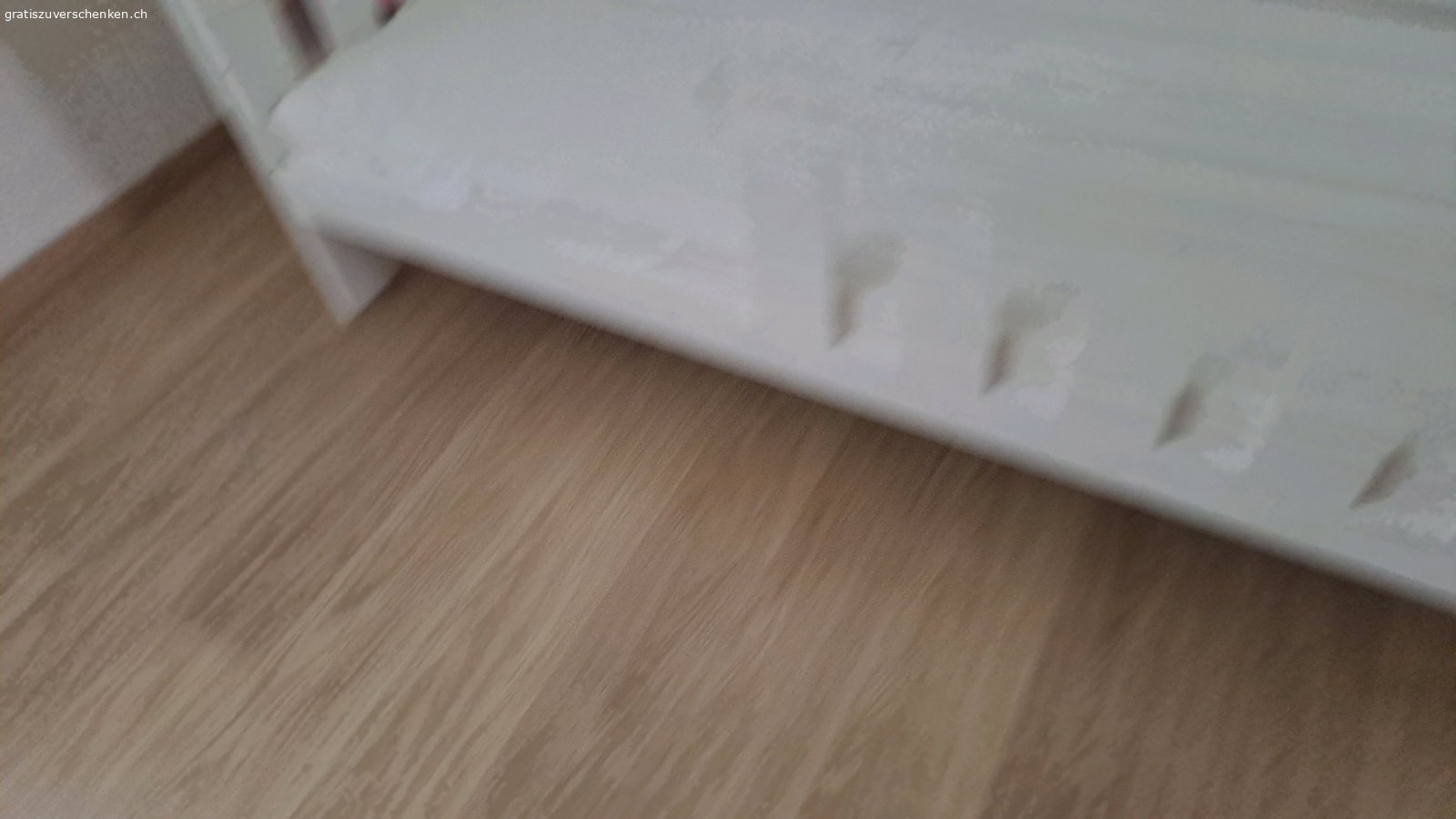 Kinderbett. Ich verschenke dieses Kinderbett. Es ist gebraucht, aber in einem guten Zustand. Die genauen Maße sind auf dem Foto ersichtlich. Selbstabholung. Schreibt mir bei Interesse!