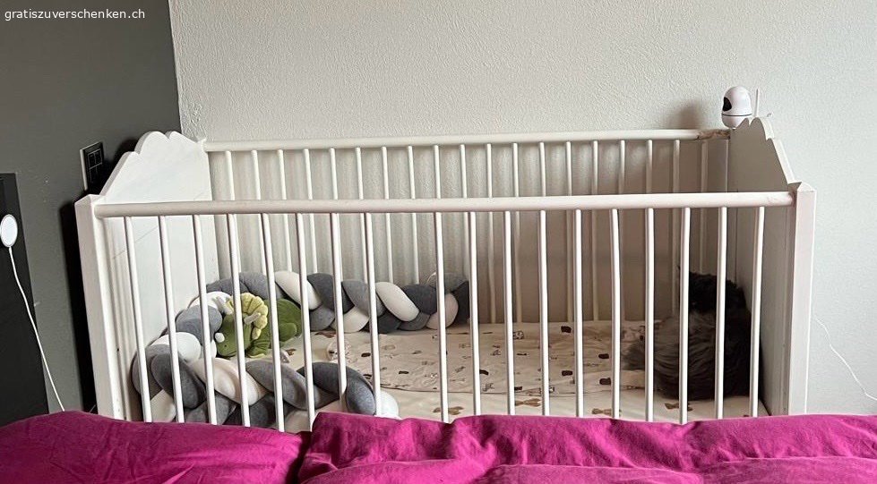Kinderbett. Kinderbett abgebaut zu verschenken 
(ohne Matratze, Kamera und Stofftiere auf dem Bild)

• 1-2 der Schraubenlöcher sind sehr ausgebohrt. Es hält noch, aber eher locker. Könnte sicher mit Leim oder ähnlichem repariert werden. 

• Ein Fleck am Gestänge lässt sich nicht abwischen (Spuren aus mehrfacher weitergabe).

• Schrauben sind dabei, keine Garantie für Vollständigkeit.