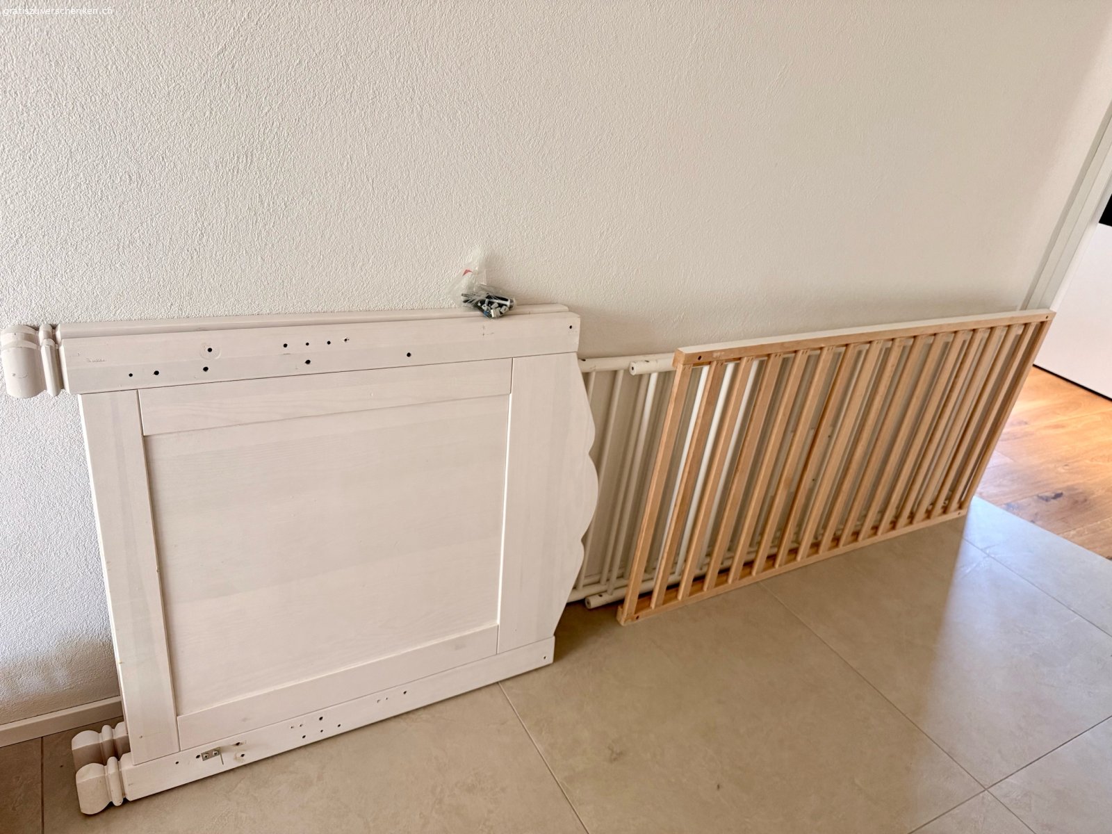 Kinderbett. Kinderbett abgebaut zu verschenken 
(ohne Matratze, Kamera und Stofftiere auf dem Bild)

• 1-2 der Schraubenlöcher sind sehr ausgebohrt. Es hält noch, aber eher locker. Könnte sicher mit Leim oder ähnlichem repariert werden. 

• Ein Fleck am Gestänge lässt sich nicht abwischen (Spuren aus mehrfacher weitergabe).

• Schrauben sind dabei, keine Garantie für Vollständigkeit.