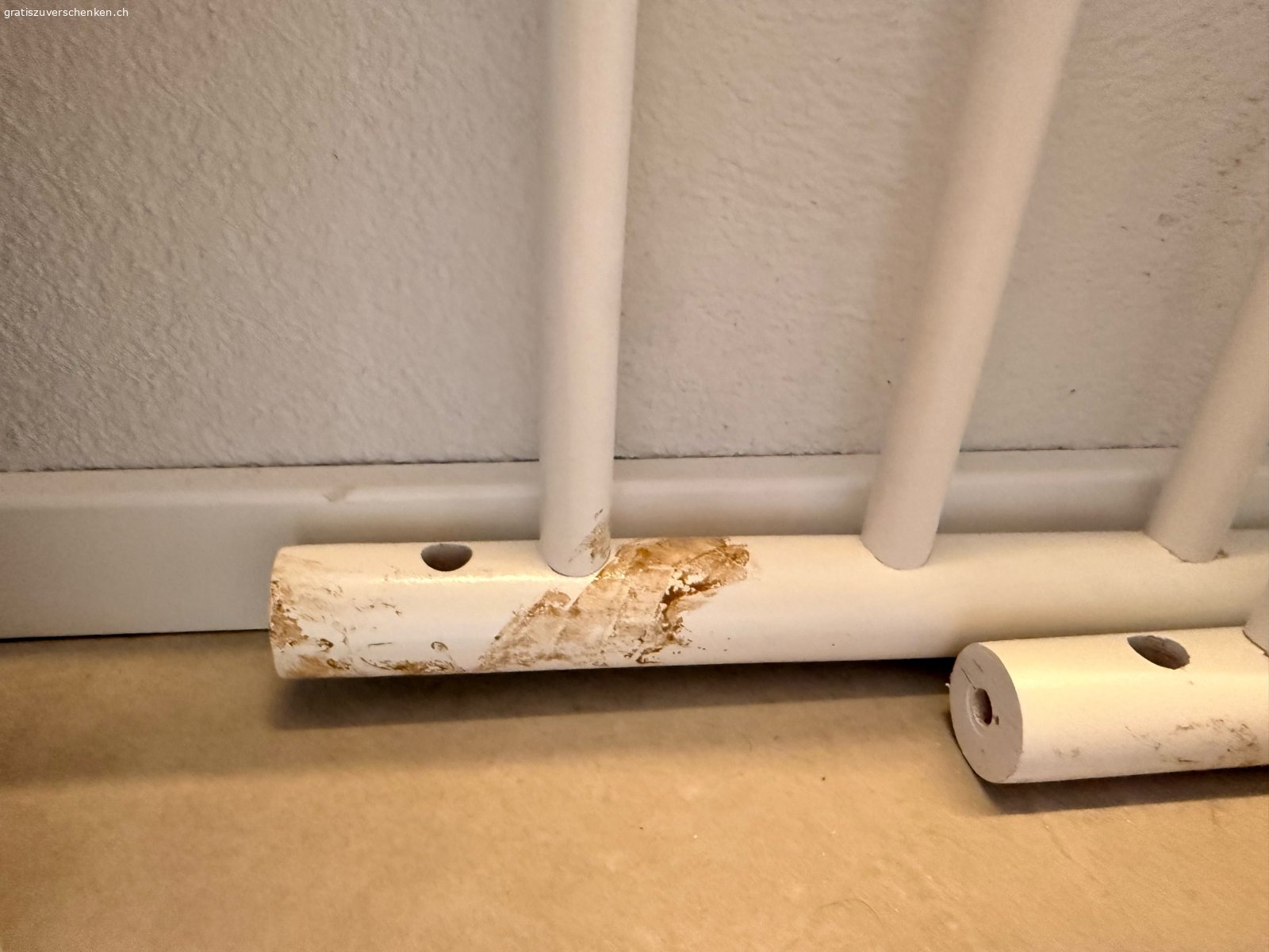 Kinderbett. Kinderbett abgebaut zu verschenken 
(ohne Matratze, Kamera und Stofftiere auf dem Bild)

• 1-2 der Schraubenlöcher sind sehr ausgebohrt. Es hält noch, aber eher locker. Könnte sicher mit Leim oder ähnlichem repariert werden. 

• Ein Fleck am Gestänge lässt sich nicht abwischen (Spuren aus mehrfacher weitergabe).

• Schrauben sind dabei, keine Garantie für Vollständigkeit.