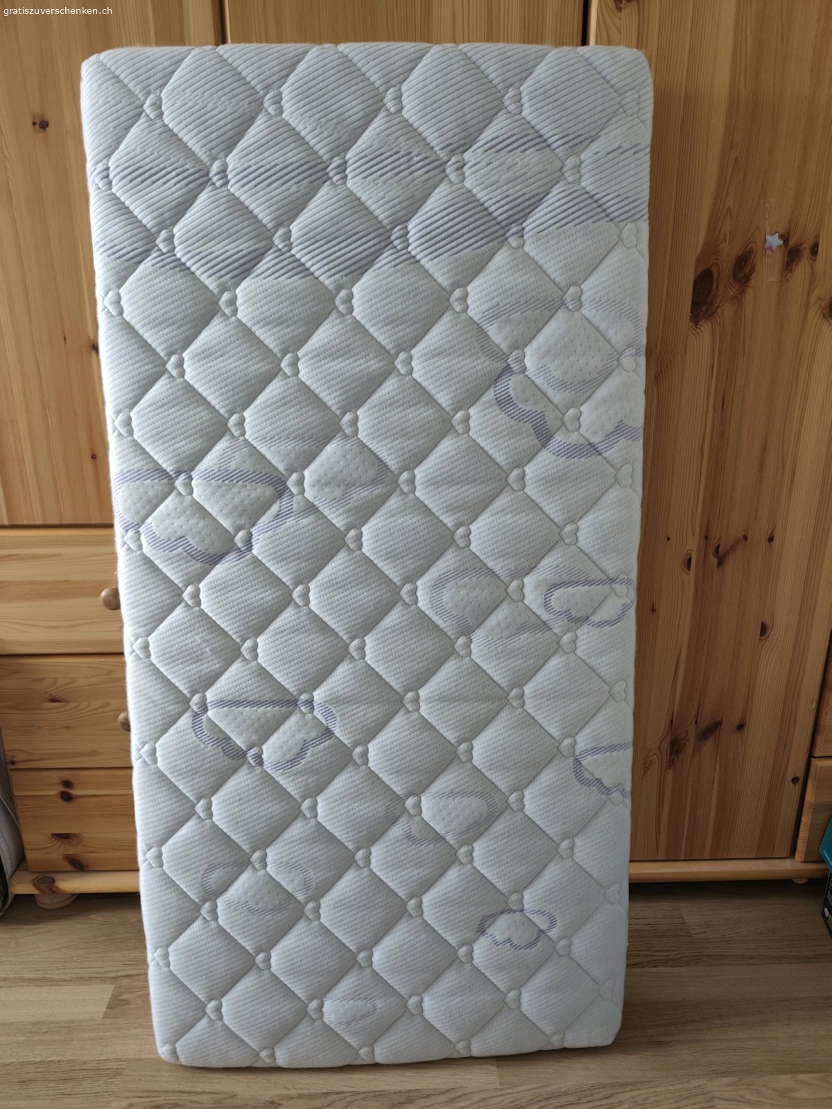 Kinderbettmatratze 70 x 140 cm. Marke: Träumeland

Bezug abnehmbar und waschbar

In sauberem und fleckenfreiem Zustand

für zwei Kinder gebraucht

aus tierfreiem Nichtraucherhaushalt