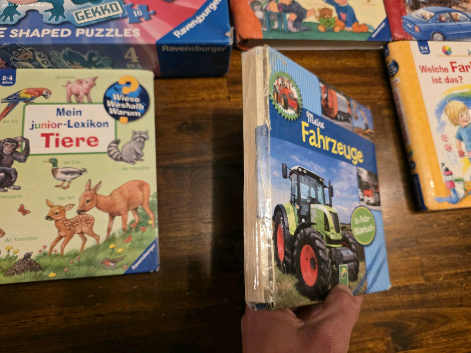 Kinderbücher und Puzzle. Kinderbücher, Puzzle zu verschenken
die Bücher haben teils starke Gebrauchsspuren, da meine Kinder sie liebten
Puzzle komplett 
Wird nur als Packet abgegeben, KEINE Einzel Abgabe
Es werden nur Emails beachtet, welche Datum und Uhrzeit fürs Abholen beim Erstkontakt mitteilen
Bitte kontrolliert euer Spam, vermutlich landet meine Antwort dort.
besten Dank
Nur Abholung möglich