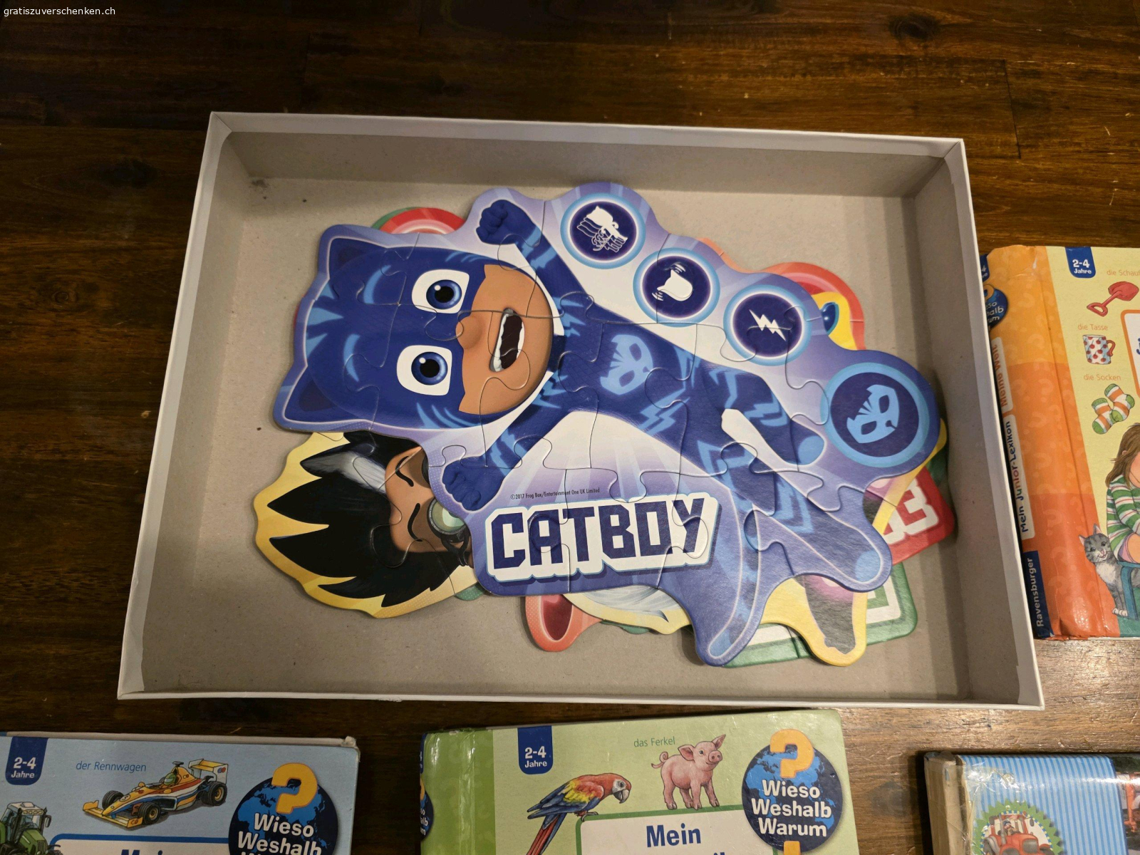 Kinderbücher und Puzzle. Kinderbücher, Puzzle zu verschenken
die Bücher haben teils starke Gebrauchsspuren, da meine Kinder sie liebten
Puzzle komplett 
Wird nur als Packet abgegeben, KEINE Einzel Abgabe
Es werden nur Emails beachtet, welche Datum und Uhrzeit fürs Abholen beim Erstkontakt mitteilen
Bitte kontrolliert euer Spam, vermutlich landet meine Antwort dort.
besten Dank
Nur Abholung möglich