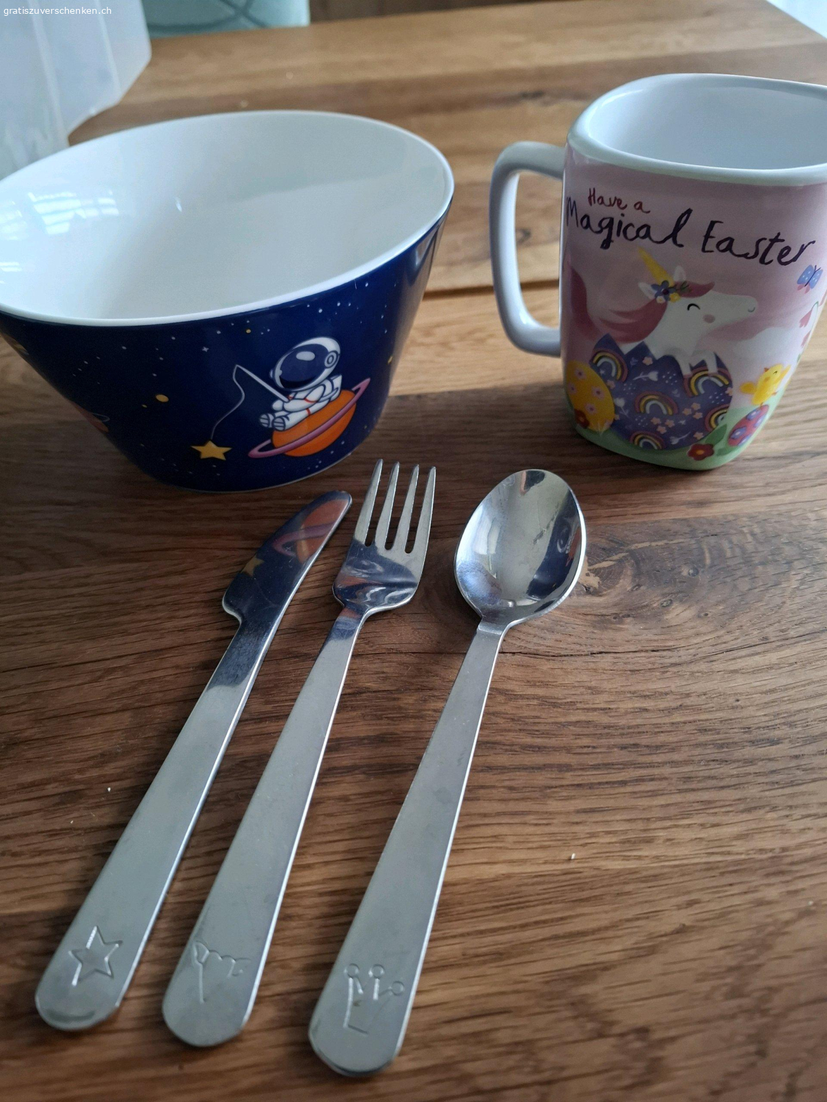 Kindergeschirr. Besteck mit Einhorntasse und Weltraum- Müeslischale.
Muss abgeholt werden.