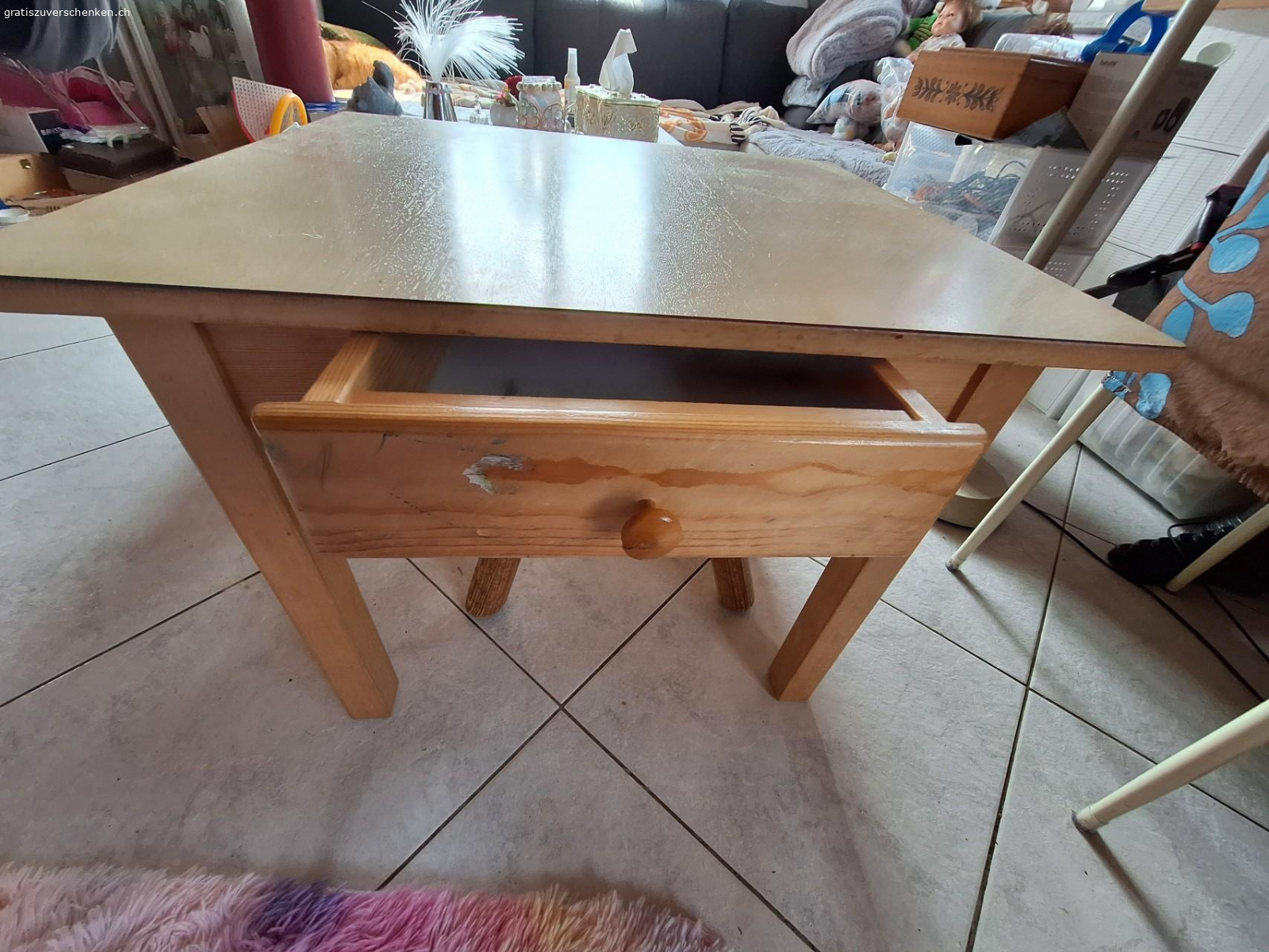 Kinderhochstuhl, Kindertisch. Kinderhochstuhl Massivholz
Kindertisch mit riesen Schublade. Holz
Gebrauchsspuhren.
bitte per whats app