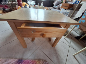 Kinderhochstuhl, Kindertisch. Kinderhochstuhl Massivholz
Kindertisch mit riesen Schublade. Holz
Gebrauchsspuhren.
bitte per whats app